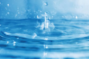 Su sıçrama veya su damlası.