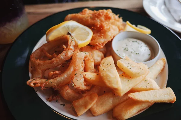 Patatas Fritas Picantes Con Queso Crema Mesa — Foto de Stock