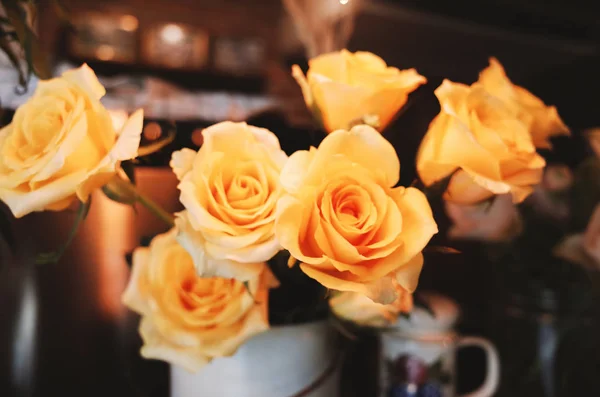 Roses Table Vase Retro Style — Stock Photo, Image