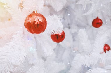 Beyaz Noel ağacı süsleme Baubles ile.