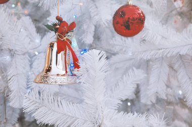 Beyaz Noel ağacı süsleme Baubles ile.