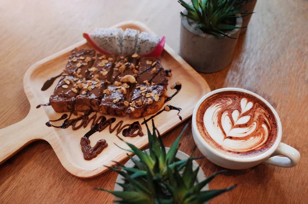 Горячий Кофе Деревянном Столе Шоколадом Хлебе — стоковое фото