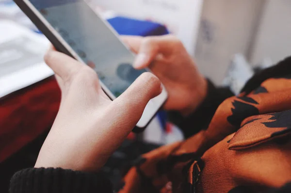 Las Mujeres Que Utilizan Las Redes Sociales Teléfono Móvil — Foto de Stock