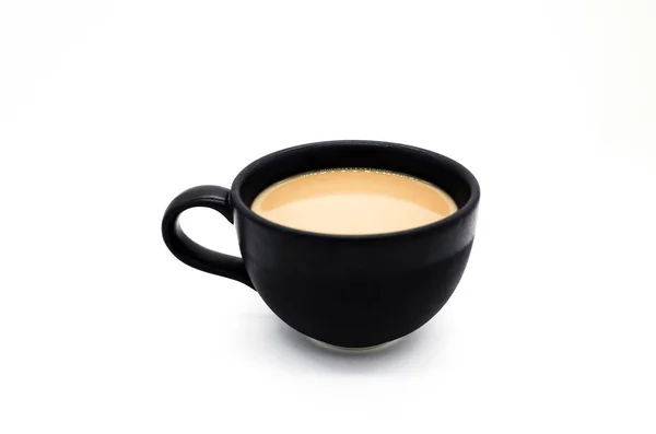 Svart kopp med kaffe på vit bakgrund — Stockfoto