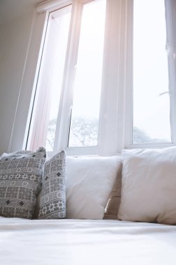 İç rahat yatak odasında sabah ve yastıklar