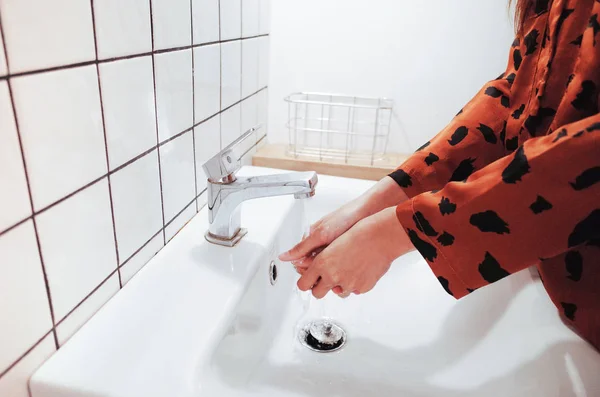Lavarse las manos practica una buena higiene personal — Foto de Stock