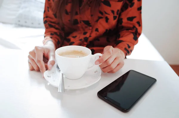 Toma de un café expreso en taza blanca sobre la mesa — Foto de Stock