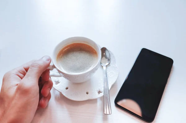 Üstten Görünüm el holding beyaz fincan Espresso kahve ile Sma — Stok fotoğraf