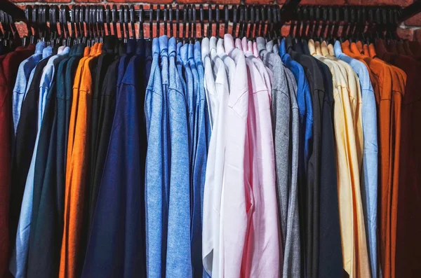 Több színű ruha lógott a fogasok — Stock Fotó
