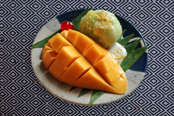 Mango arroz pegajoso estilo tailandés postre — Foto de Stock