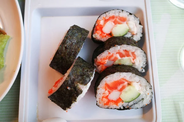 Sushi Maki Rice a mořské řasy s lososem krabem a okurkou — Stock fotografie