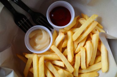 Domates soslu Patates Kızartması Sepeti