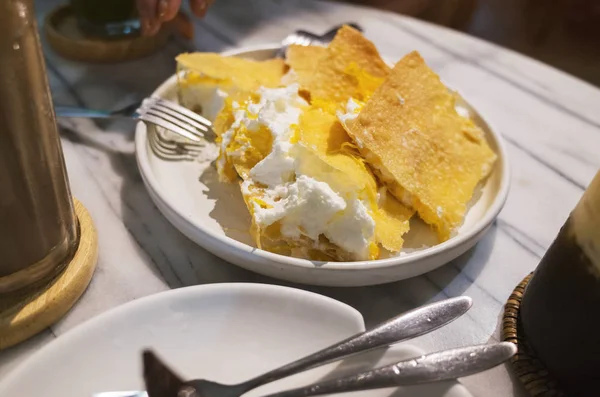 Crispy Roti with Thai Sweet and Whipped Cream — Stock Photo, Image