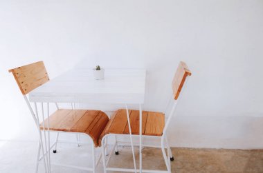 Beyaz odada Sandalyeli Masalar