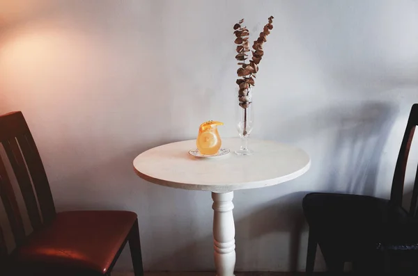 Sok pomarańczowy szkło strzał na rustykalny drewniany stół — Zdjęcie stockowe