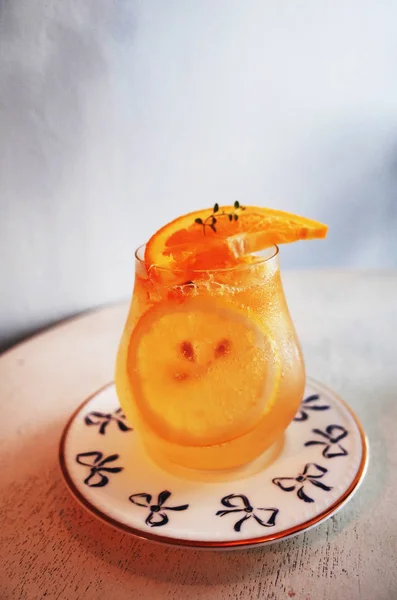 Kırsal ahşap masada portakal suyu kavanozu. — Stok fotoğraf