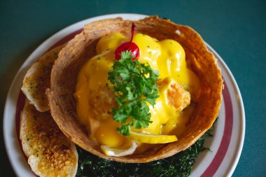 üstüne peynir ile meyve salatası