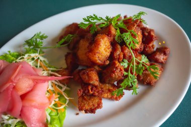 Derin kızarmış domuz üç büyük soya sosu beyazlar d sebze ile