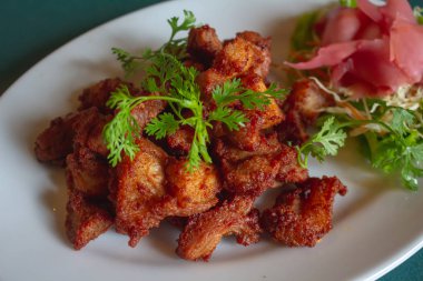 Derin kızarmış domuz üç büyük soya sosu beyazlar d sebze ile