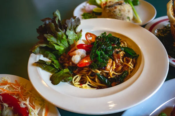 Biber deniz ürünleri ve sıcak fesleğen yaprakları ile Spagetti 