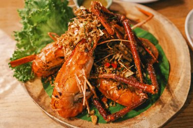 Jumbo Karides Izgara salata ile servis