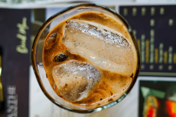 Üst Tarafta Bir Fincan Buzlu Kahve — Stok fotoğraf