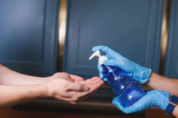 Verwendung Von Alkohol Gel Reinigen Waschen Händedesinfektionsmittel Virus Bakterien Schmutzige — Stockfoto