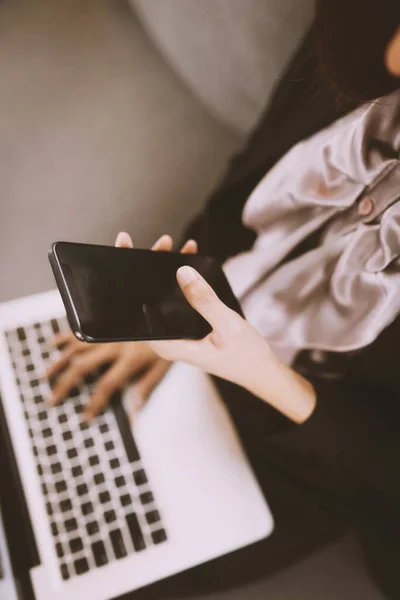 Kvinna Arbete Anteckningsboken Sitta Soffa Hemma Koncept För Alternativa Kontor — Stockfoto