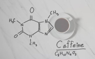 Kafein kimyasal formülü ile kavrulmuş kahve dökmek Kupası beyaz zemin üzerine dışarı.