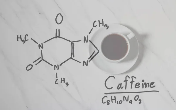 Хімічна Формула Кофеїну Смаженою Кавою Виливається Чашки Білому Тлі — стокове фото