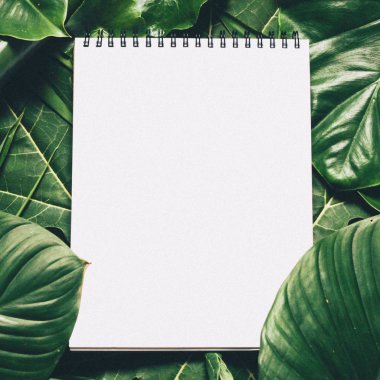 Çiçeklerden ve kağıt kart notlu yapraklardan oluşan yaratıcı bir düzen. Düz yatıyordu. Doğa konsepti