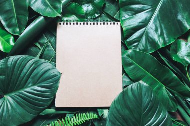 Çiçeklerden ve kağıt kart notlu yapraklardan oluşan yaratıcı bir düzen. Düz yatıyordu. Doğa konsepti