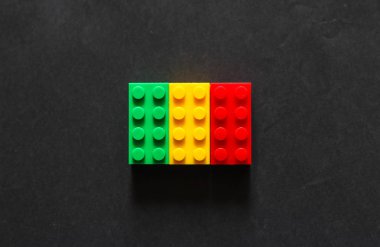 Plastik oyuncak bloklar siyah arka plan üzerinde