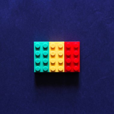 Plastik oyuncak bloklar siyah arka plan üzerinde