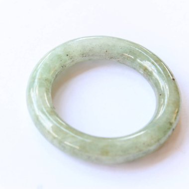 Güzel yeşil yeşim bilezik beyaz arka planda izole 