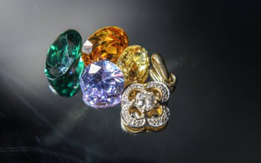 Doğal Safir değerli taş, mücevher veya siyah parlaklık rengi taşlar, birçok farklı doğal taşlar Ametist koleksiyonu,