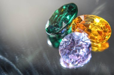 Doğal Safir değerli taş, mücevher veya siyah parlaklık rengi taşlar, birçok farklı doğal taşlar Ametist koleksiyonu,