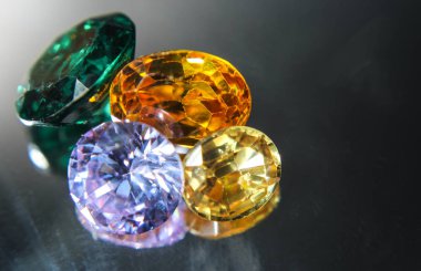 Doğal Safir değerli taş, mücevher veya siyah parlaklık rengi taşlar, birçok farklı doğal taşlar Ametist koleksiyonu,