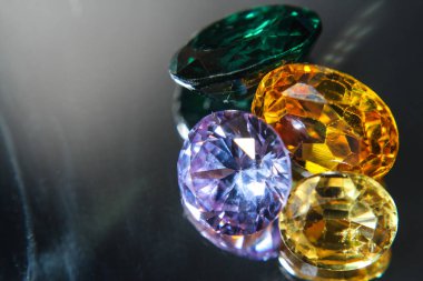 Doğal Safir değerli taş, mücevher veya siyah parlaklık rengi taşlar, birçok farklı doğal taşlar Ametist koleksiyonu,