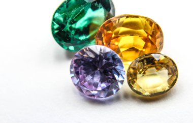 Doğal Safir değerli taş, mücevher veya siyah parlaklık rengi taşlar, birçok farklı doğal taşlar Ametist koleksiyonu,