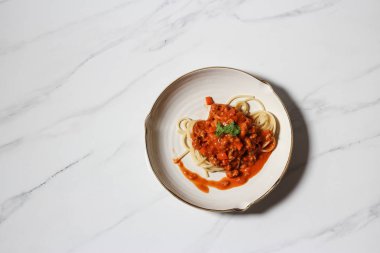 Spagetti, mermer üzerinde spagetti.