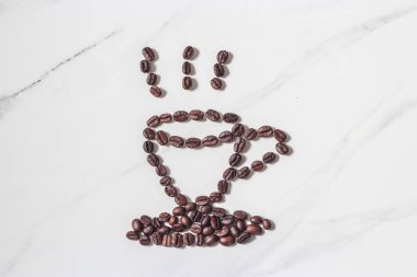 Mermer arka planda kahve saati. yaratıcı fikir. asgari kavram