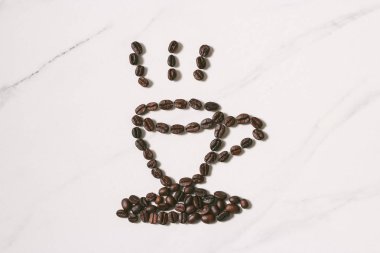 Mermer arka planda kahve saati. yaratıcı fikir. asgari kavram