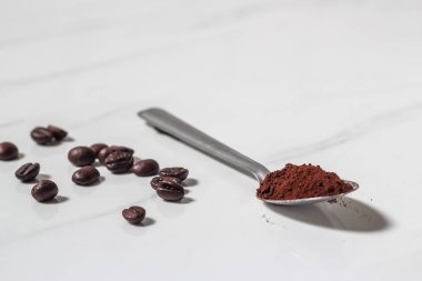 Mermer arka planda kahve saati. yaratıcı fikir. asgari kavram