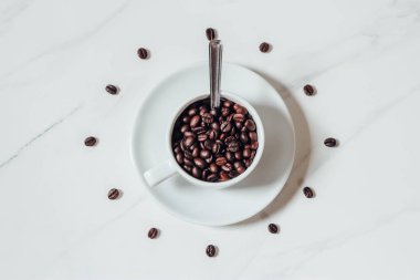 Mermer arka planda kahve saati. yaratıcı fikir. asgari kavram