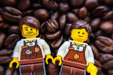 Buriram, Tayland - 24 Nisan 2019:Lego Barista minifigure kahve çekirdeği arka plan izole.