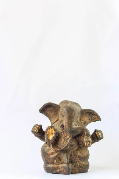 白で隔離されたヒンドゥー教の象ガネーシャの像 — ストック写真
