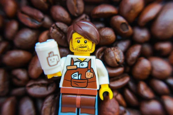 Buriram Thailand April 2019 Lego Barista Minifigur Isolerad Kaffebönor Bakgrund — Stockfoto