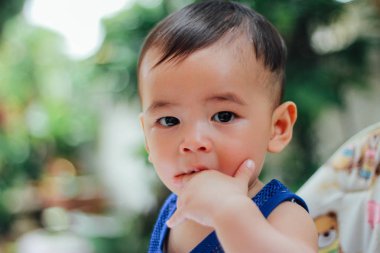 Bebek gülümseyen ve kamera açık havada güneş ışığında arıyorsunuz