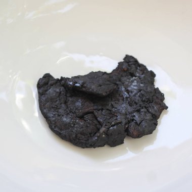 Shu di Huang veya botanik adı Rehmannia glutinosa kök beyaz arka planda